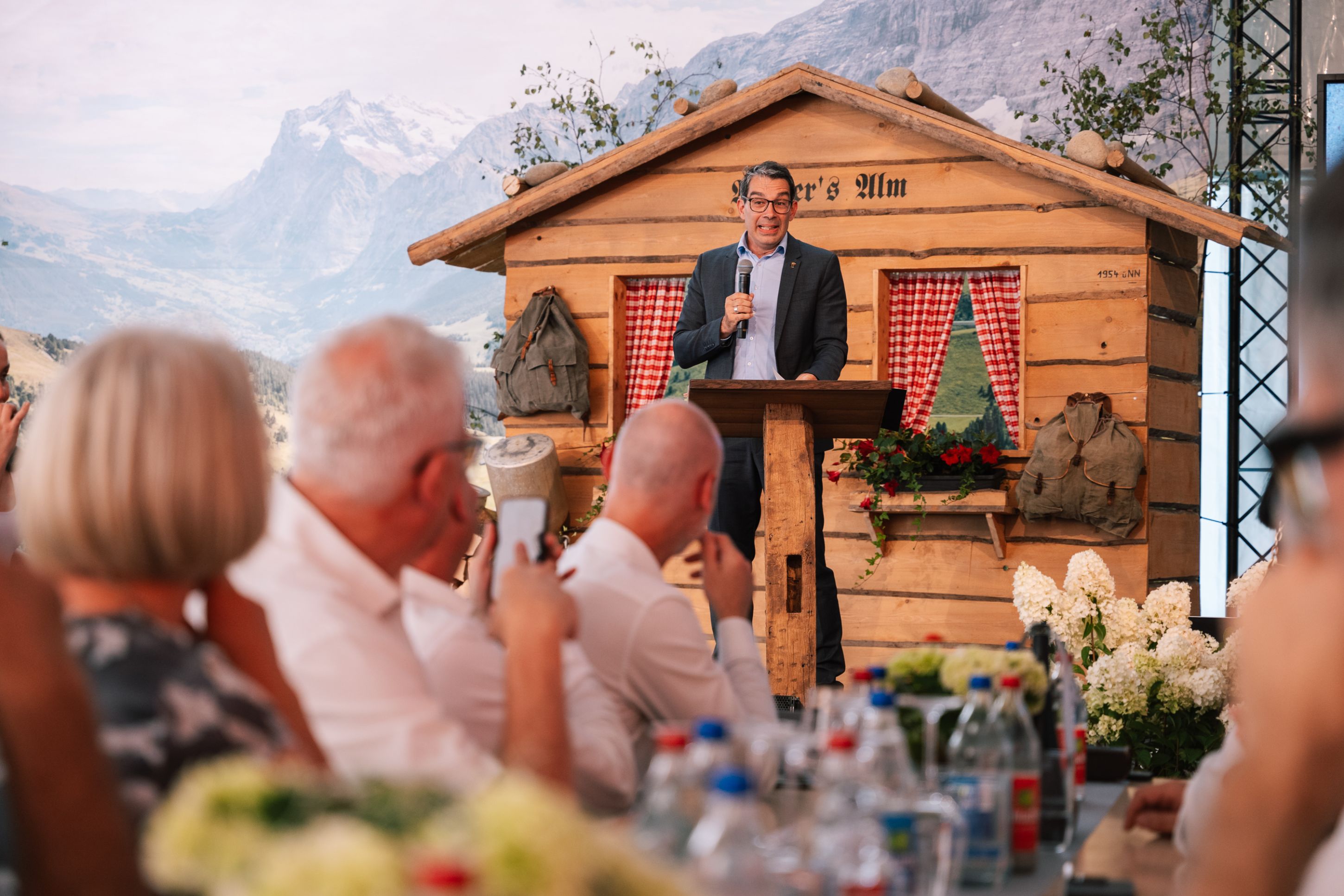 Andre Baumann hält eine Rede